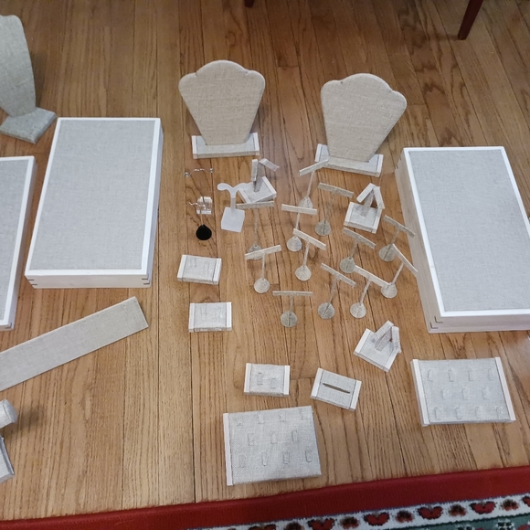 Amazing collection of jewelry display pieces selling as a group - Picture 3 of 4